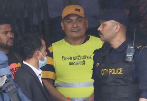 दुर्गा प्रसार्ई थुनामै,  न्यायाधीश खुशीराम थारुलाई कालोमोसो