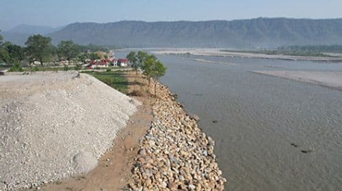 पानी पर्दा पनि ढुक्क छन् नारायणी तटमा बसोबास गर्ने भरतपुरवासी 