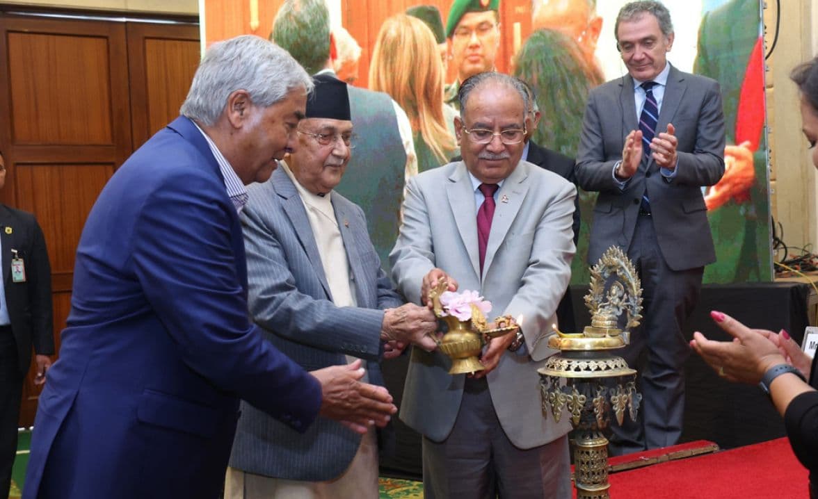 एकदोस्रालाई खुइल्याउने, जनता जिल्याउने