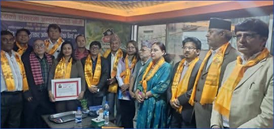 साहित्यकार खगिन्द्रा खुसीलाई – रूपान्तरण राष्ट्रिय आख्यान पुरस्कार प्रदान