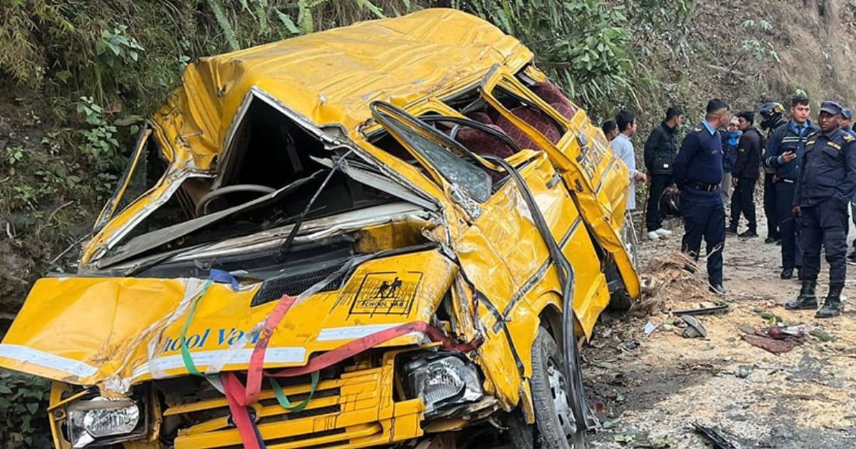 स्कूल बस दुर्घटना २३ विद्यार्थी घाइते