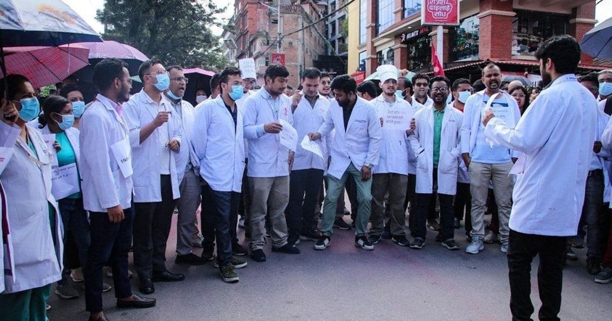 आवासीय चिकित्सकहरुले स्वास्थ्य संस्था ठप्प पार्दै