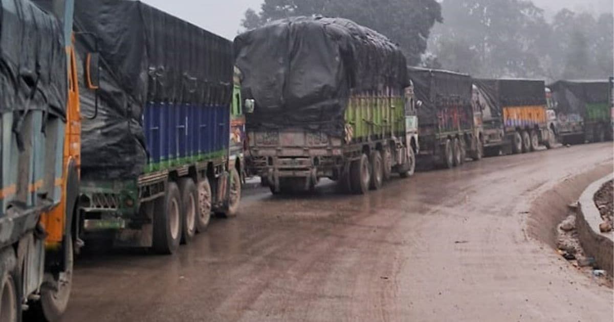 शीतले सडक चिप्लो हुँदा सवारी अवरुद्ध