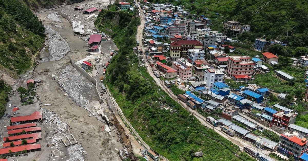 बाढीपहिरोबाट देशभरका झण्डै एकदर्जन राजमार्ग अवरुद्ध