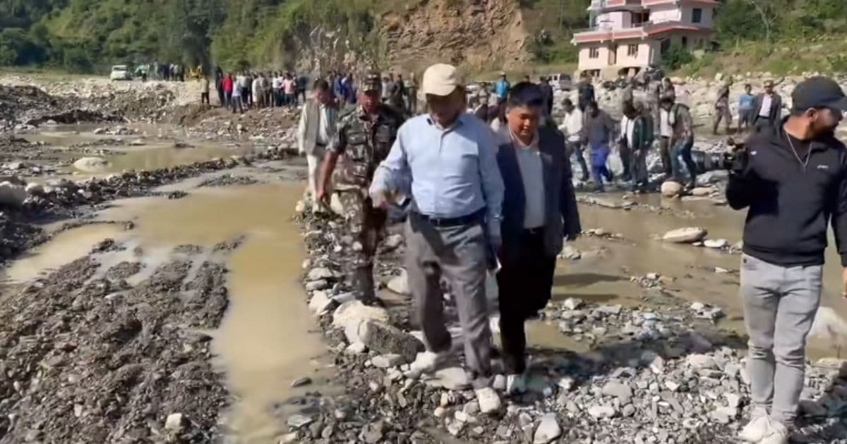 क्षति ग्रस्त सडक अनुगनमा मन्त्री घिसिङ
