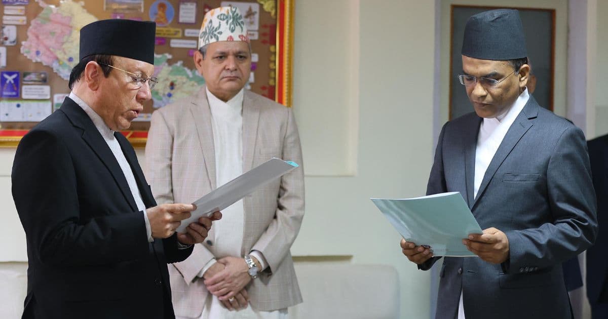 नवनियुक्त गभर्नर डा.पौडेलले लिए सपथ