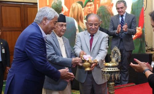 एकदोस्रालाई खुइल्याउने, जनता जिल्याउने