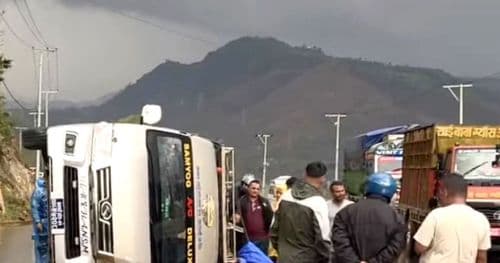 तनहुँमा माइक्रोबस दुर्घटनामा ९ जना घाइते