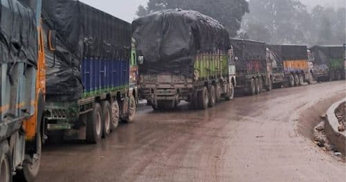 शीतले सडक चिप्लो हुँदा सवारी अवरुद्ध