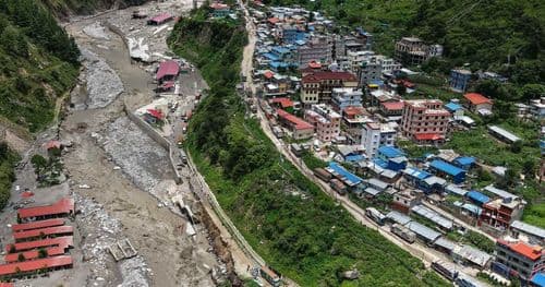 बाढीपहिरोबाट देशभरका झण्डै एकदर्जन राजमार्ग अवरुद्ध
