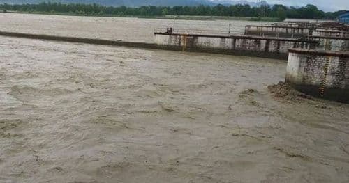 महाकाली नदीमा पानीको प्रवाह बढेपछी पुलमा ठूला सवारी सञ्चालनमा रोक