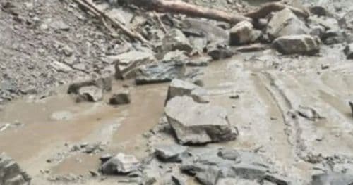 महाकाली राजमार्ग पहिरोले अवरुद्ध