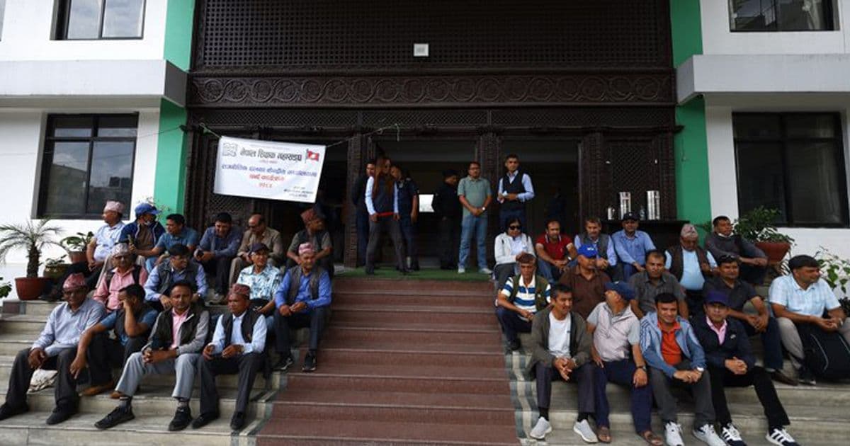 काँग्रेसको पार्टी कार्यालयमा शिक्षक महासंघको धर्ना