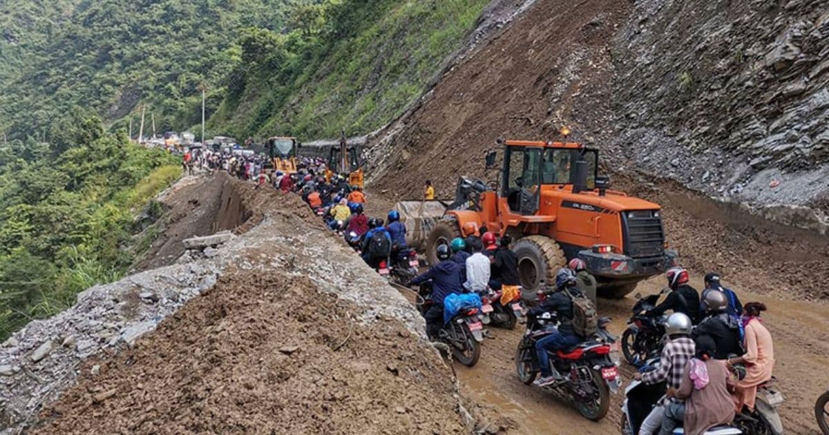 पहिरो हटाएर नारायणगढ–मुग्लिन सडक खण्ड सञ्चालन