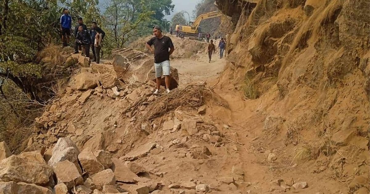 ललितपुरको काल्चेमा सडक भत्किएपछि कान्तिलोकपथ बन्द