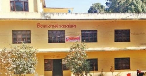 दैलेखमा बिरामीलाई भुइँमै राखेर उपचार