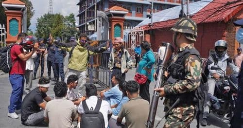 जेनजी आन्दोलनका घाइतेहरू सिंहदरबार गेटमा